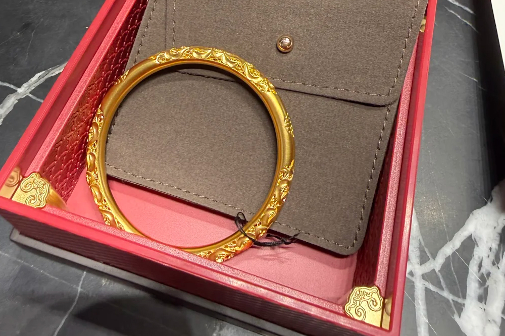 上海金价狂飙后突然刹车!你抽屉里的周大福、老凤祥金饰现在卖到底划不划算?老鉴定师揭秘回收行当3个黑幕